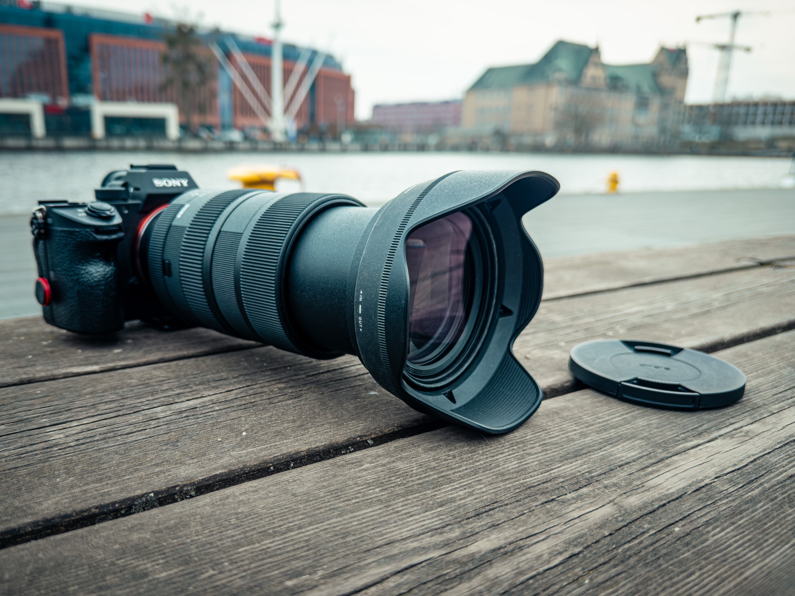 SIGMA 28–105 mm F2.8 DG DN | Art na korpusie Sony — realne proporcje zestawu w codziennym użytkowaniu.